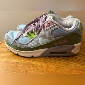 Nike Sun Cub, Air Max 90 sneaker. Women’s 9, Big kids 7.